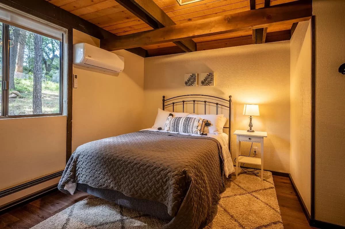 Bedroom with a comfortable queen bed (arnold ca rental cabins)