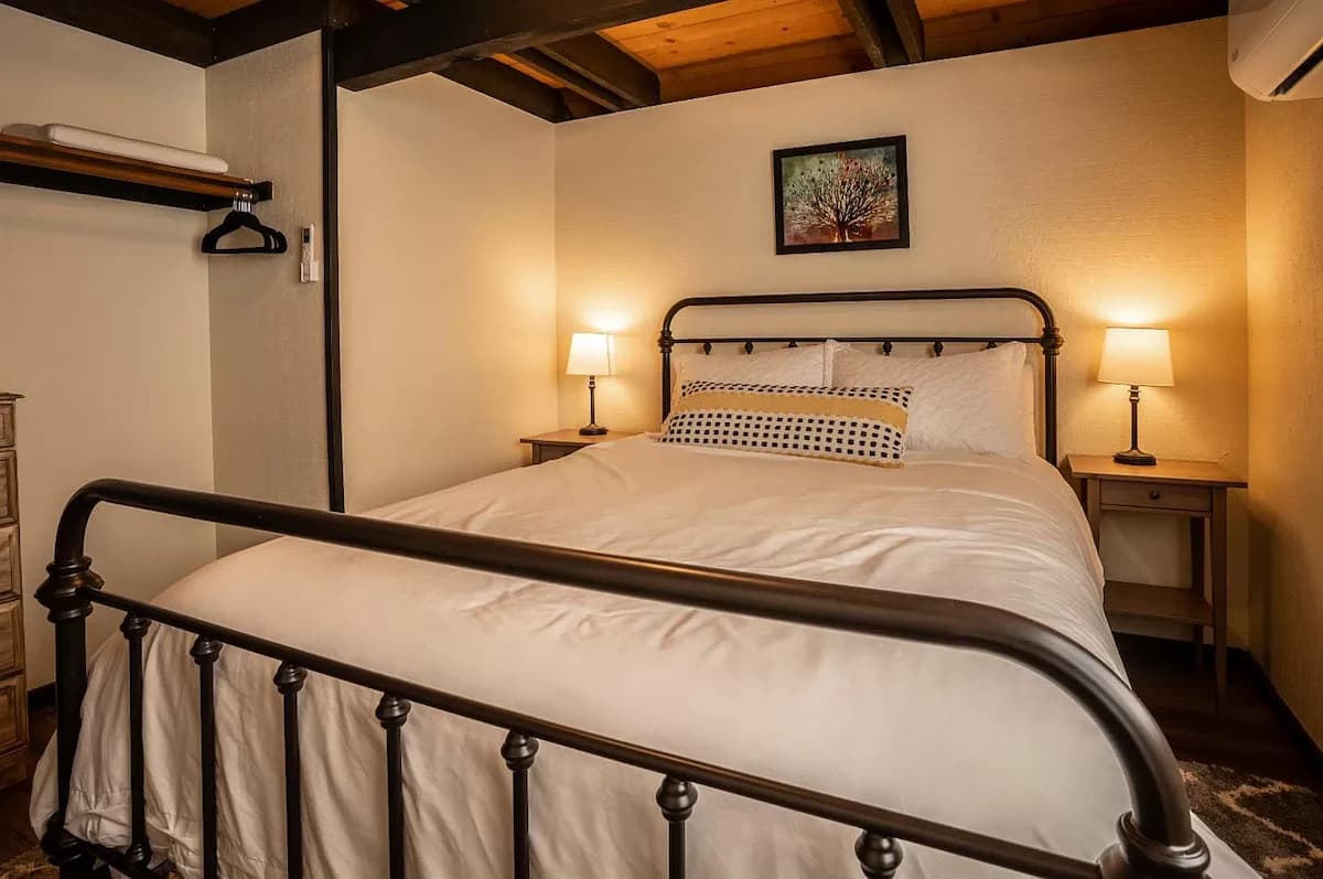 Primary bedroom with a comfortable queen bed (Arnold Ca Rental Cabins)